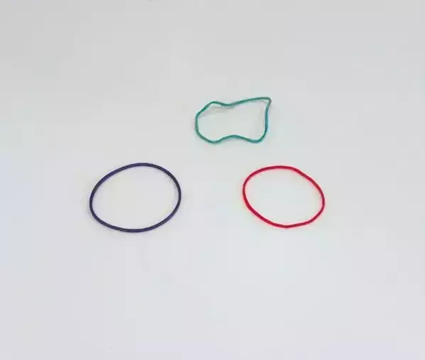 おろし器の下に『輪ゴム』を3本置いてみたら…？　大根おろしの悩みを防ぐ方法とは