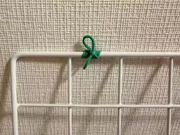 『爪切り』でパチンと切るだけ！　100均のワイヤーネットで作る即席スタンド【収納4選】