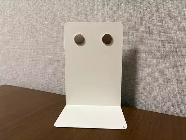 玄関にブックエンドと『マグネット2個』を設置！　簡単に収納スペースを増やす裏ワザ