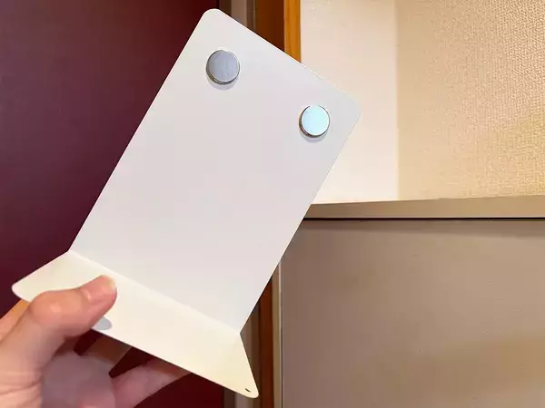 玄関にブックエンドと『マグネット2個』を設置！　簡単に収納スペースを増やす裏ワザ