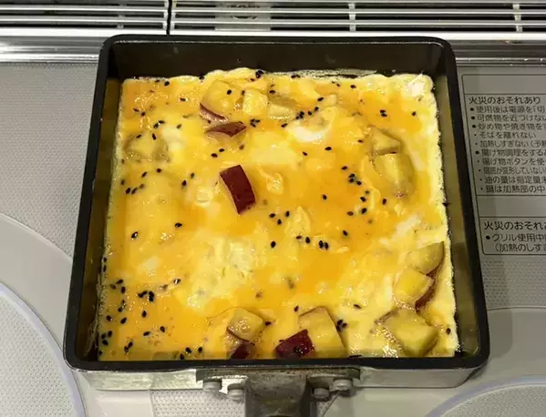 玉子焼きに『秋』を投入！　丸ごと1本入れたら弁当にピッタリの一品に