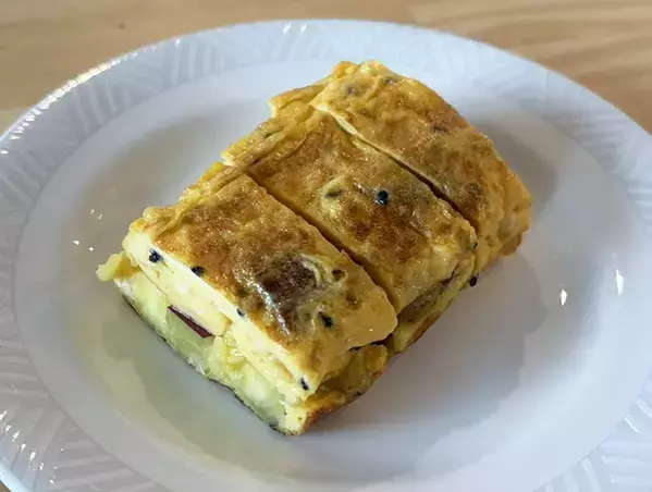 玉子焼きに『秋』を投入！　丸ごと1本入れたら弁当にピッタリの一品に