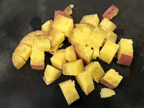 玉子焼きに『秋』を投入！　丸ごと1本入れたら弁当にピッタリの一品に