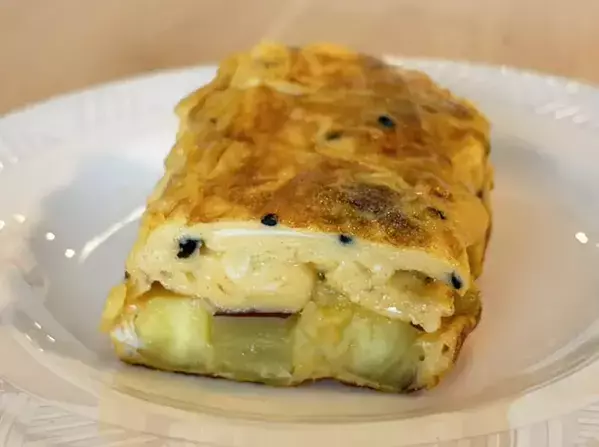 玉子焼きに『秋』を投入！　丸ごと1本入れたら弁当にピッタリの一品に