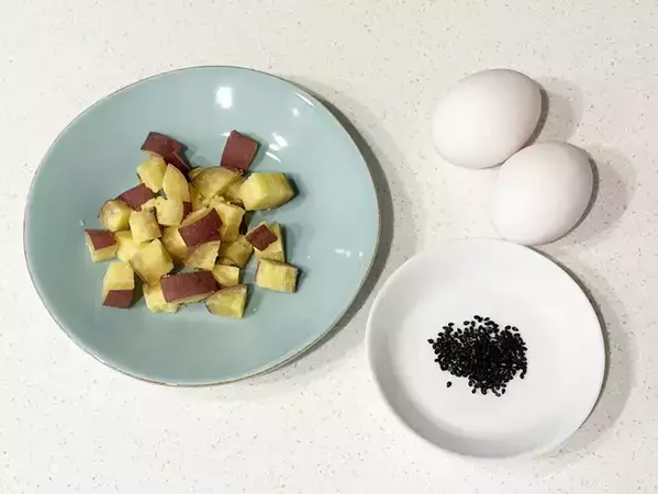 玉子焼きに『秋』を投入！　丸ごと1本入れたら弁当にピッタリの一品に