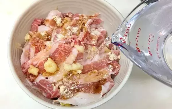 余った『餃子の皮』をちぎったら…　できた一品に「モチモチつるん」「箸がとまらん」【電子レンジ6分】