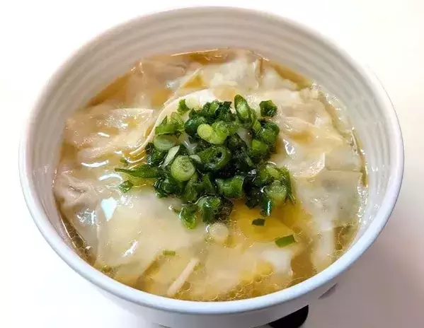 余った『餃子の皮』をちぎったら…　できた一品に「モチモチつるん」「箸がとまらん」【電子レンジ6分】