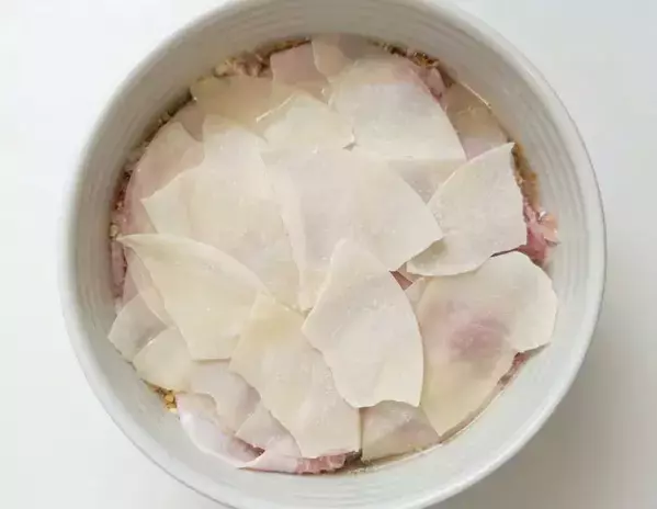 余った『餃子の皮』をちぎったら…　できた一品に「モチモチつるん」「箸がとまらん」【電子レンジ6分】