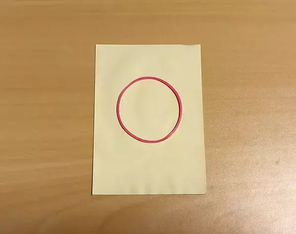 「輪ゴムにこんな使い方があったのか」　インテリアの悩みを解決する裏ワザに驚き！