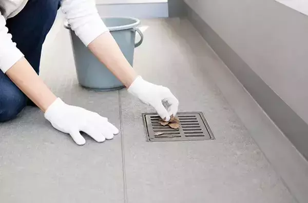 ベランダ排水口の枯れ葉や泥、奥まで掃除はNG　確認すべきポイントは？
