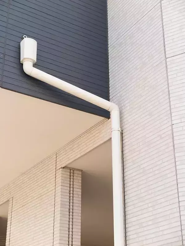 ベランダ排水口の枯れ葉や泥、奥まで掃除はNG　確認すべきポイントは？