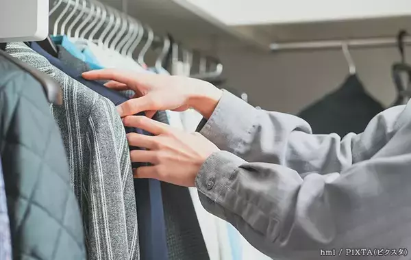 衣替えで出した服がカビ臭い、洗濯だけで取れる？　家庭での判断ポイント