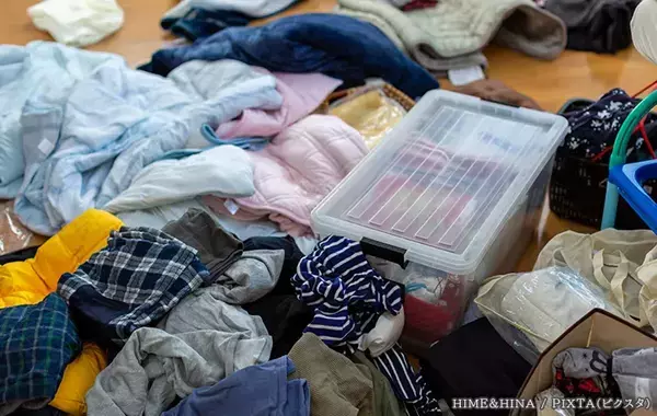 衣替えで出した服がカビ臭い、洗濯だけで取れる？　家庭での判断ポイント