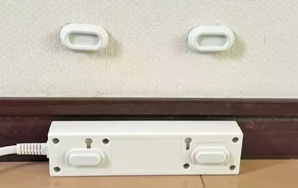 スリコの『マグネットホルダー』が便利！ 壁にペタッと貼るだけで「部屋がすっきり片づいた」
