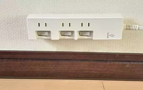 スリコの『マグネットホルダー』が便利！ 壁にペタッと貼るだけで「部屋がすっきり片づいた」