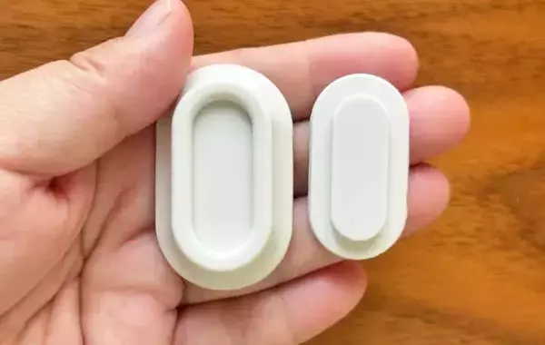 スリコの『マグネットホルダー』が便利！ 壁にペタッと貼るだけで「部屋がすっきり片づいた」