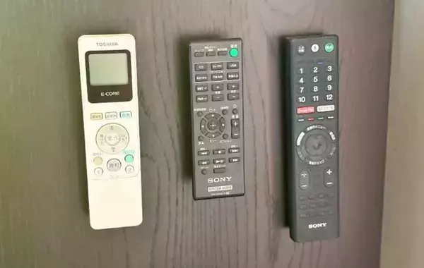 スリコの『マグネットホルダー』が便利！ 壁にペタッと貼るだけで「部屋がすっきり片づいた」