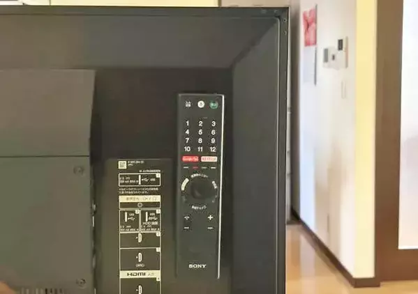 スリコの『マグネットホルダー』が便利！ 壁にペタッと貼るだけで「部屋がすっきり片づいた」