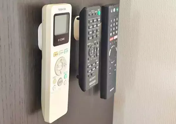 スリコの『マグネットホルダー』が便利！ 壁にペタッと貼るだけで「部屋がすっきり片づいた」