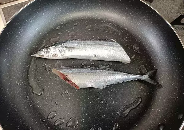 サンマをフライパンで焼く時、油は引いた方がいい？　ニオイを押さえる「焼き方のコツ」