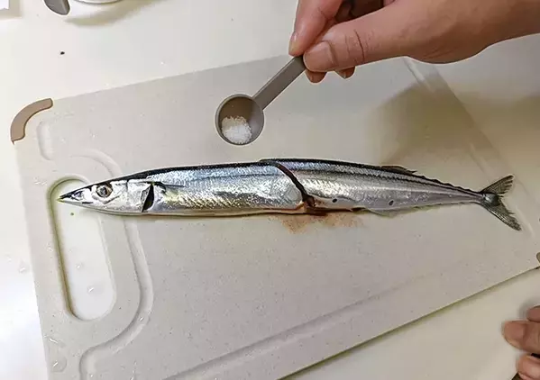 サンマをフライパンで焼く時、油は引いた方がいい？　ニオイを押さえる「焼き方のコツ」