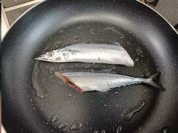 サンマをフライパンで焼く時、油は引いた方がいい？　ニオイを押さえる「焼き方のコツ」