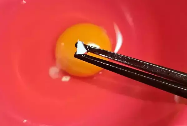 卵に入った小さな『殻』、箸で取るのは難しい…　試した方法に「びっくり」「簡単に取れた！」