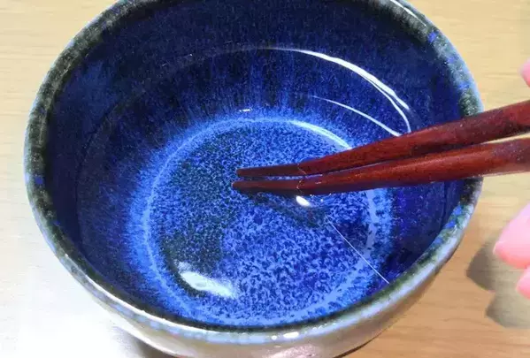 卵に入った小さな『殻』、箸で取るのは難しい…　試した方法に「びっくり」「簡単に取れた！」
