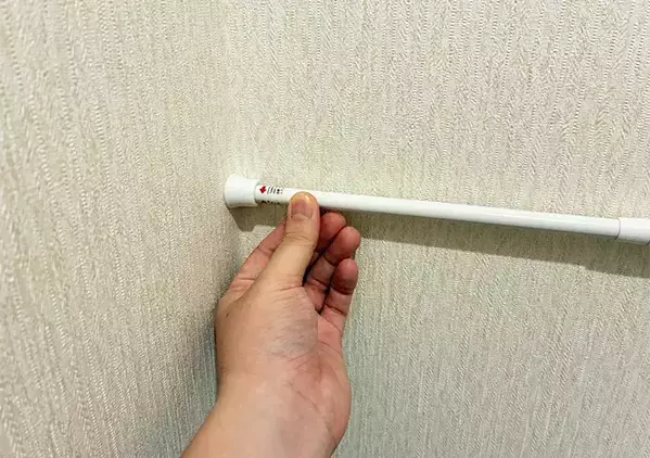 トイレの『手洗い器の上』につっぱり棒をセット　【5分】で作れる簡易棚が釘やネジ不要で簡単