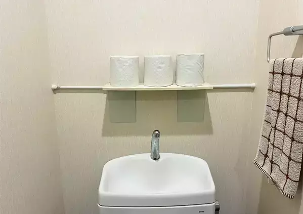 トイレの『手洗い器の上』につっぱり棒をセット　【5分】で作れる簡易棚が釘やネジ不要で簡単