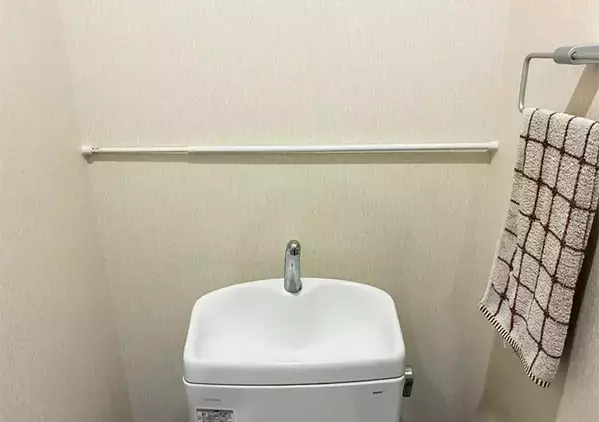 トイレの『手洗い器の上』につっぱり棒をセット　【5分】で作れる簡易棚が釘やネジ不要で簡単