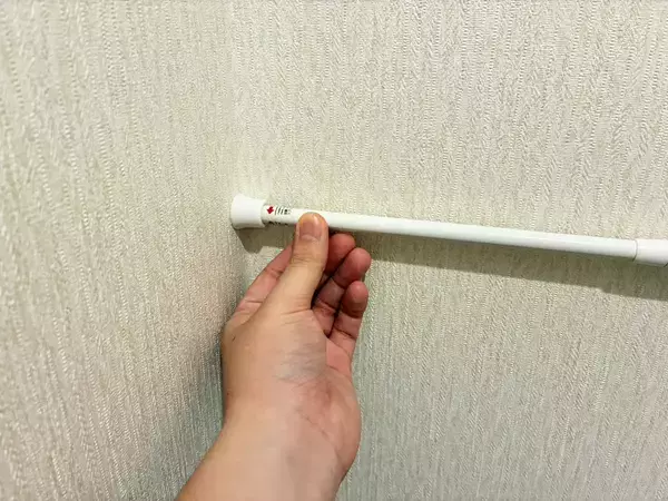 トイレの『手洗い器の上』につっぱり棒をセット　【5分】で作れる簡易棚が釘やネジ不要で簡単
