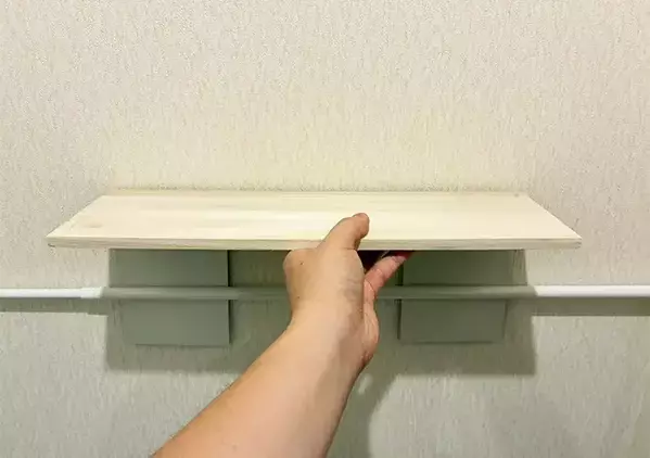 トイレの『手洗い器の上』につっぱり棒をセット　【5分】で作れる簡易棚が釘やネジ不要で簡単