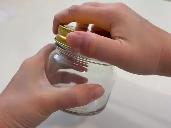 開かない瓶に『輪ゴム3本』巻いて…　スルッと回る意外な裏ワザ