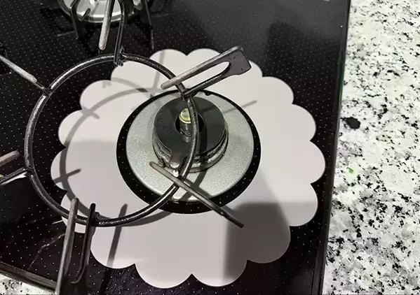 置くだけでコンロが汚れない！　3COINS“花型”シートでキッチンの『油汚れ掃除』をラクに