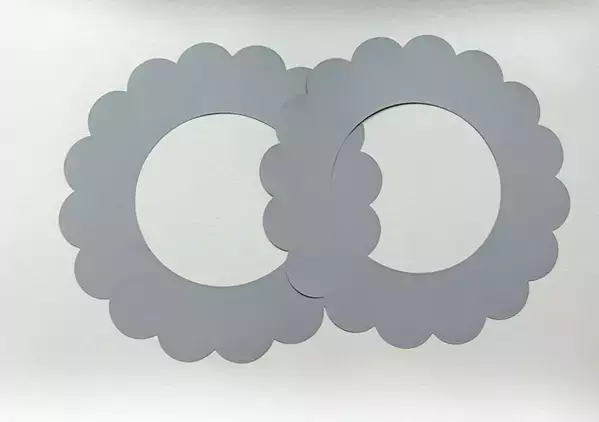 置くだけでコンロが汚れない！　3COINS“花型”シートでキッチンの『油汚れ掃除』をラクに
