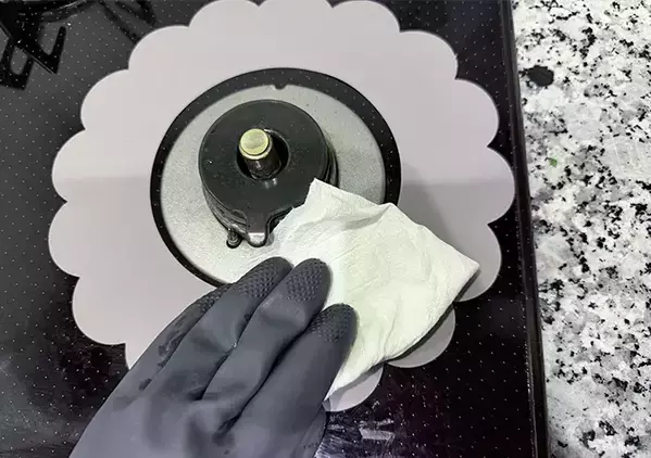 置くだけでコンロが汚れない！　3COINS“花型”シートでキッチンの『油汚れ掃除』をラクに
