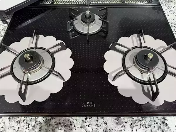 置くだけでコンロが汚れない！　3COINS“花型”シートでキッチンの『油汚れ掃除』をラクに