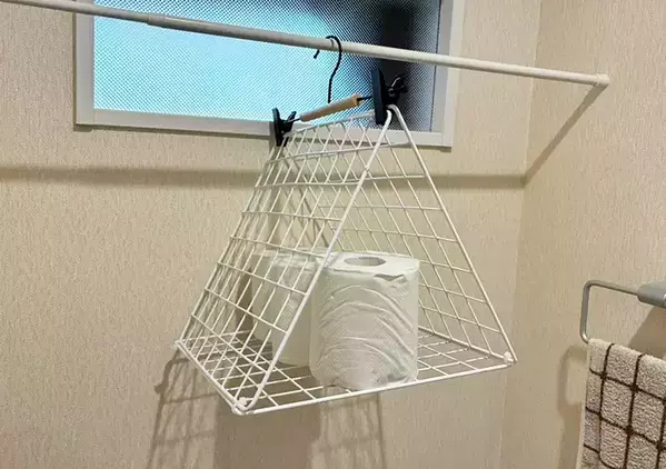 トイレに『三角形』にしたワイヤーネットを吊るすと？　狭いトイレで助かる万能吊り下げラック