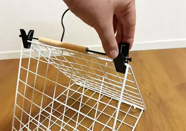 トイレに『三角形』にしたワイヤーネットを吊るすと？　狭いトイレで助かる万能吊り下げラック