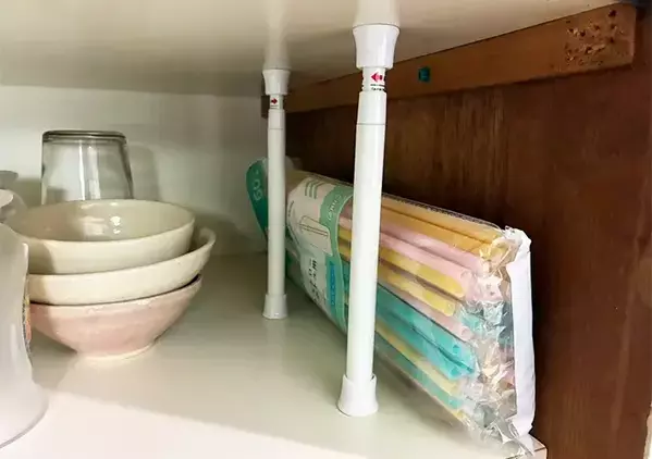 食器棚の中に『短いつっぱり棒』を縦向きに設置　ごちゃごちゃ解消の家事テク【3選】