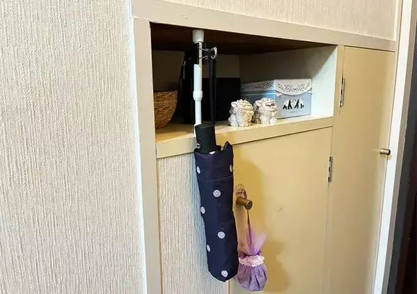 食器棚の中に『短いつっぱり棒』を縦向きに設置　ごちゃごちゃ解消の家事テク【3選】