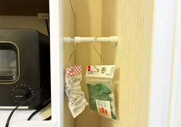 食器棚の中に『短いつっぱり棒』を縦向きに設置　ごちゃごちゃ解消の家事テク【3選】