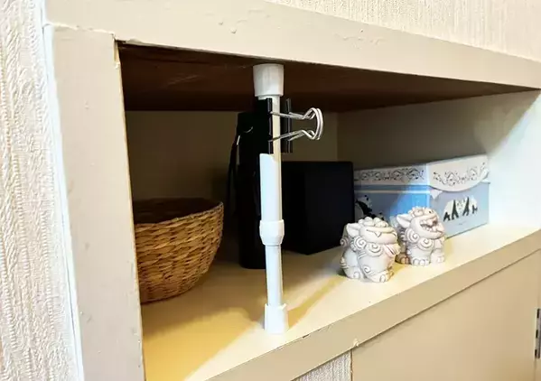 食器棚の中に『短いつっぱり棒』を縦向きに設置　ごちゃごちゃ解消の家事テク【3選】
