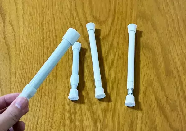 食器棚の中に『短いつっぱり棒』を縦向きに設置　ごちゃごちゃ解消の家事テク【3選】