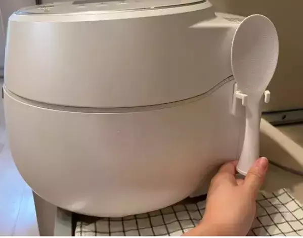 『しゃもじ』を炊飯器にペタッ！　セリアのホルダーの意外な「じゃない使い方」【収納4選】