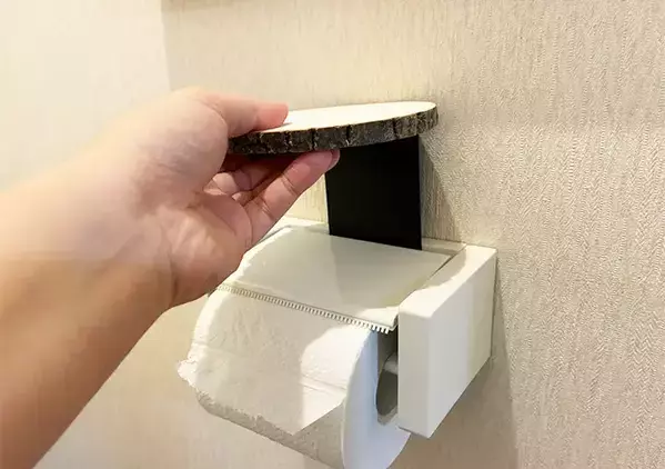 100均『輪切りウッド』をペーパーホルダーに装着するの得策　トイレの収納力がアップする【活用2選】