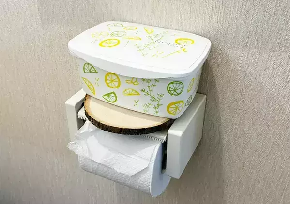 100均『輪切りウッド』をペーパーホルダーに装着するの得策　トイレの収納力がアップする【活用2選】