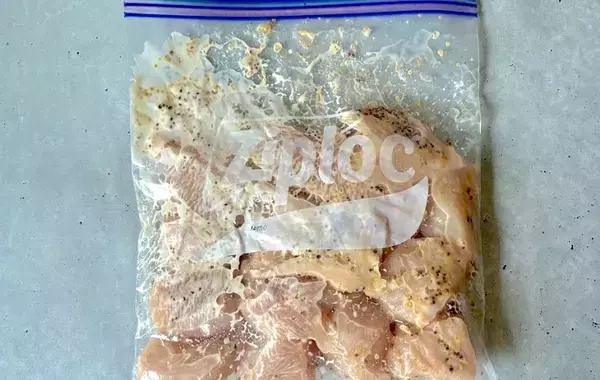 鶏むね肉に『大さじ1杯ずつ』　30分漬けこむだけで「しっとりジューシー！」