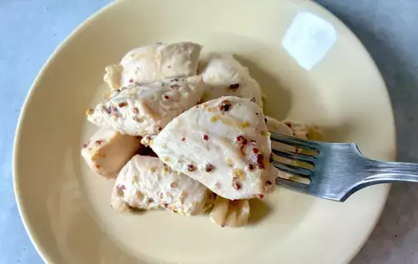 鶏むね肉に『大さじ1杯ずつ』　30分漬けこむだけで「しっとりジューシー！」